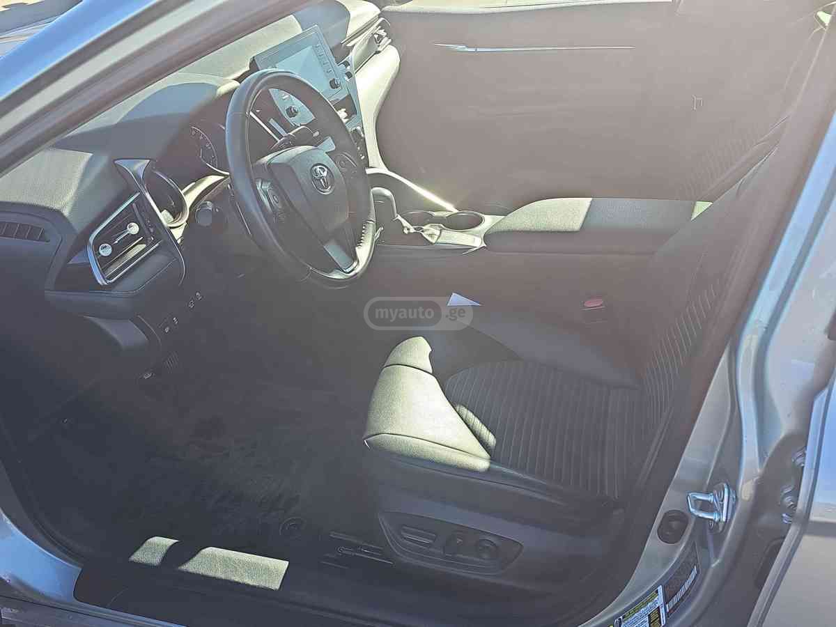 Toyota Camry 2021 — photo 2