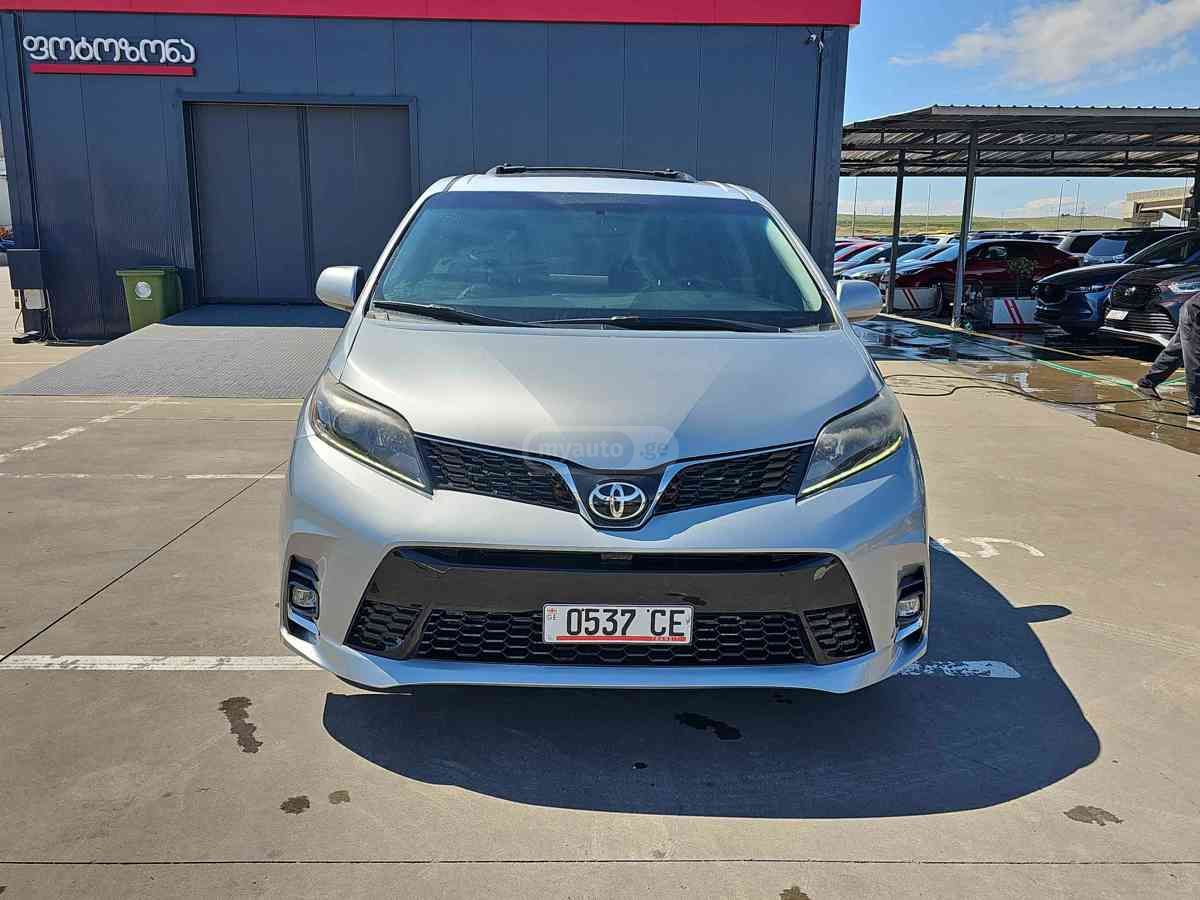 Toyota Sienna 2015 — photo 2