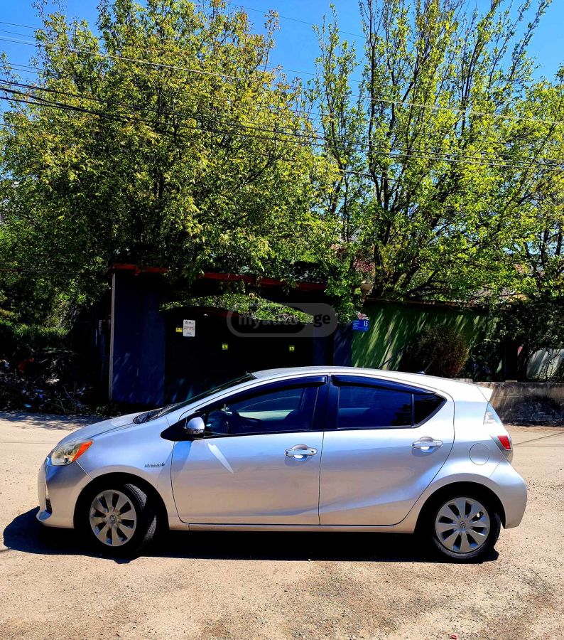 Toyota Prius C 2013 — photo 2