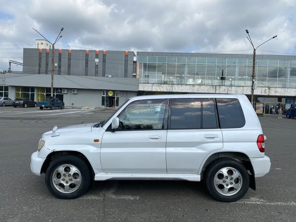 Mitsubishi Pajero IO 2004 — photo 2