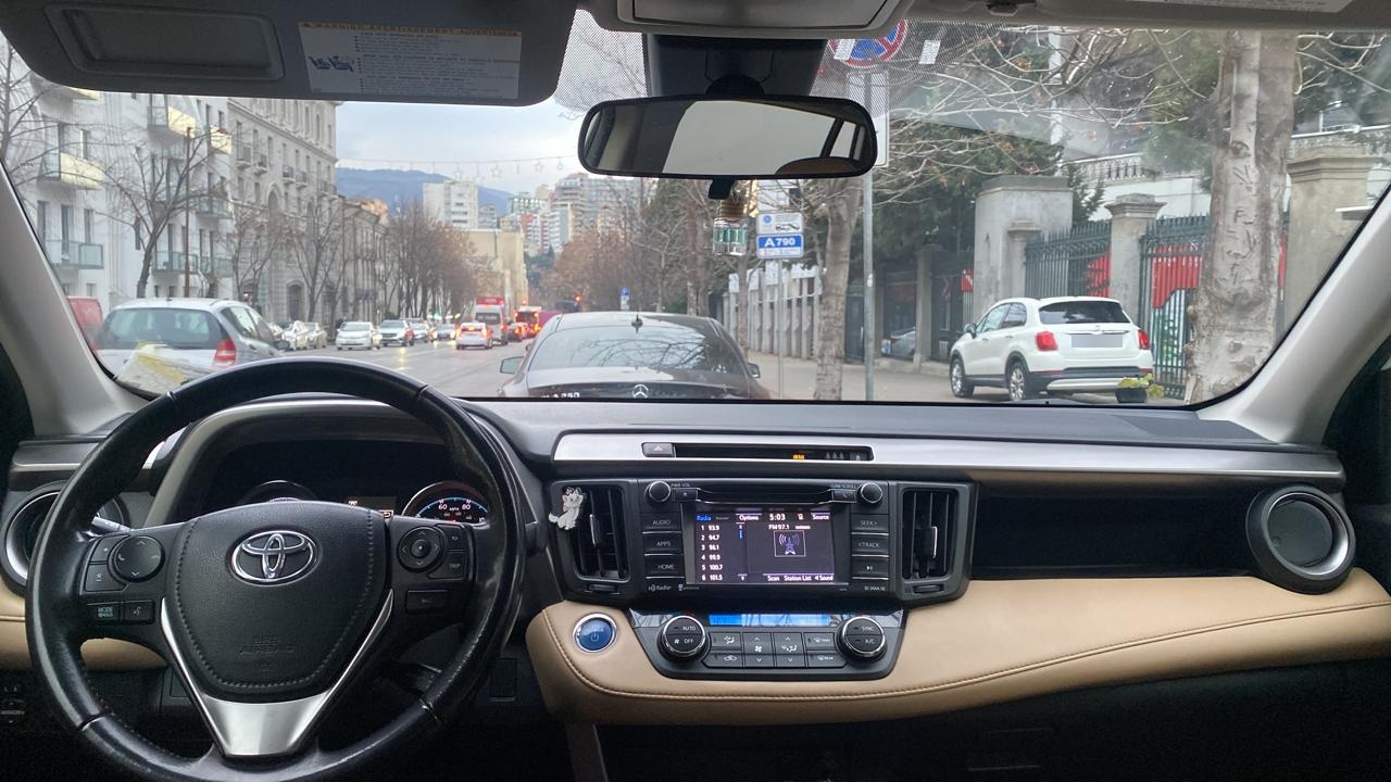 Toyota RAV4 2018 — photo 2