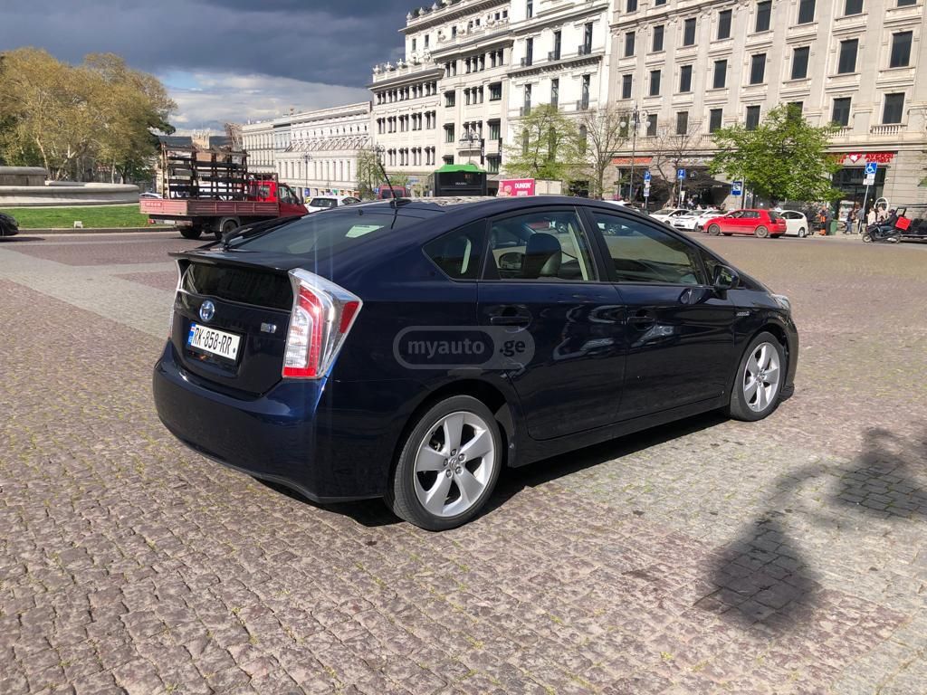 Toyota Prius 2015 — photo 2