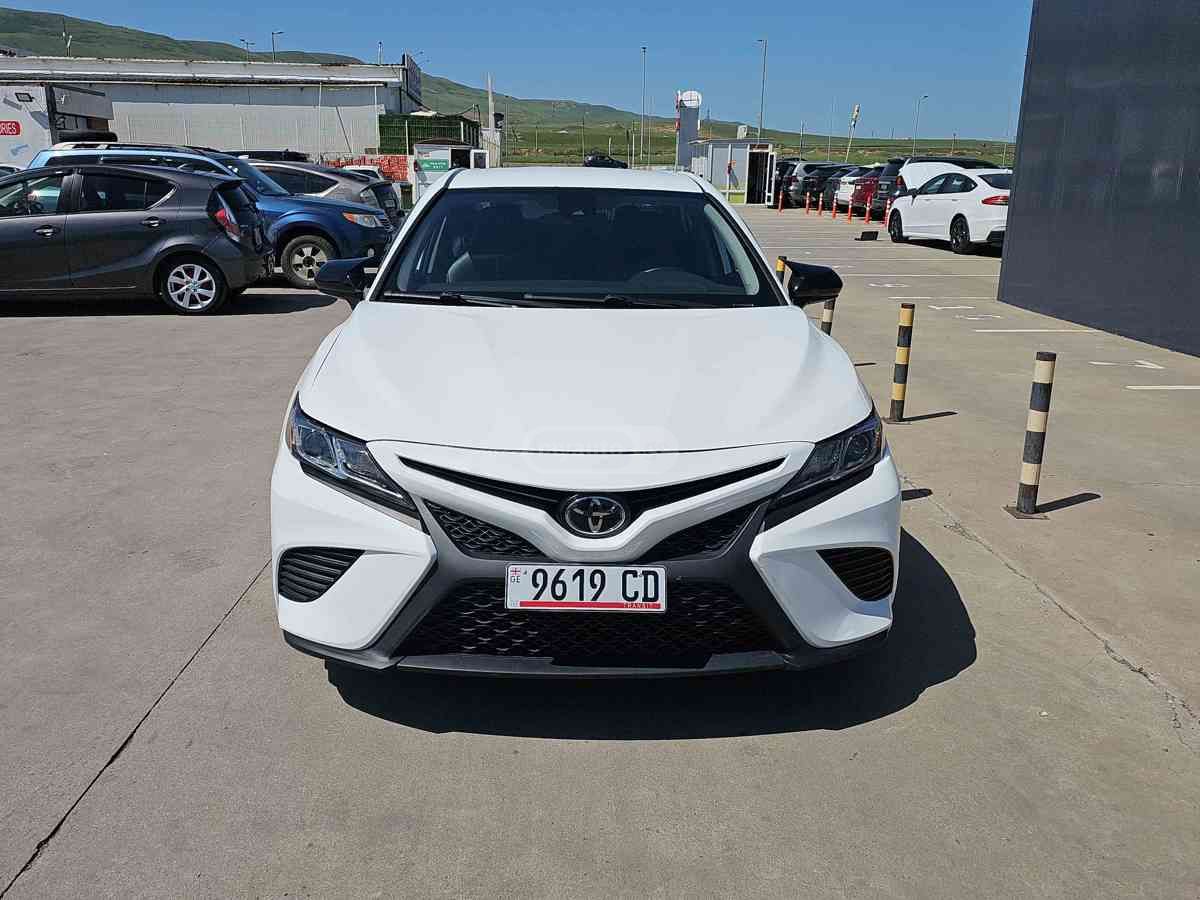 Toyota Camry 2019 — photo 2