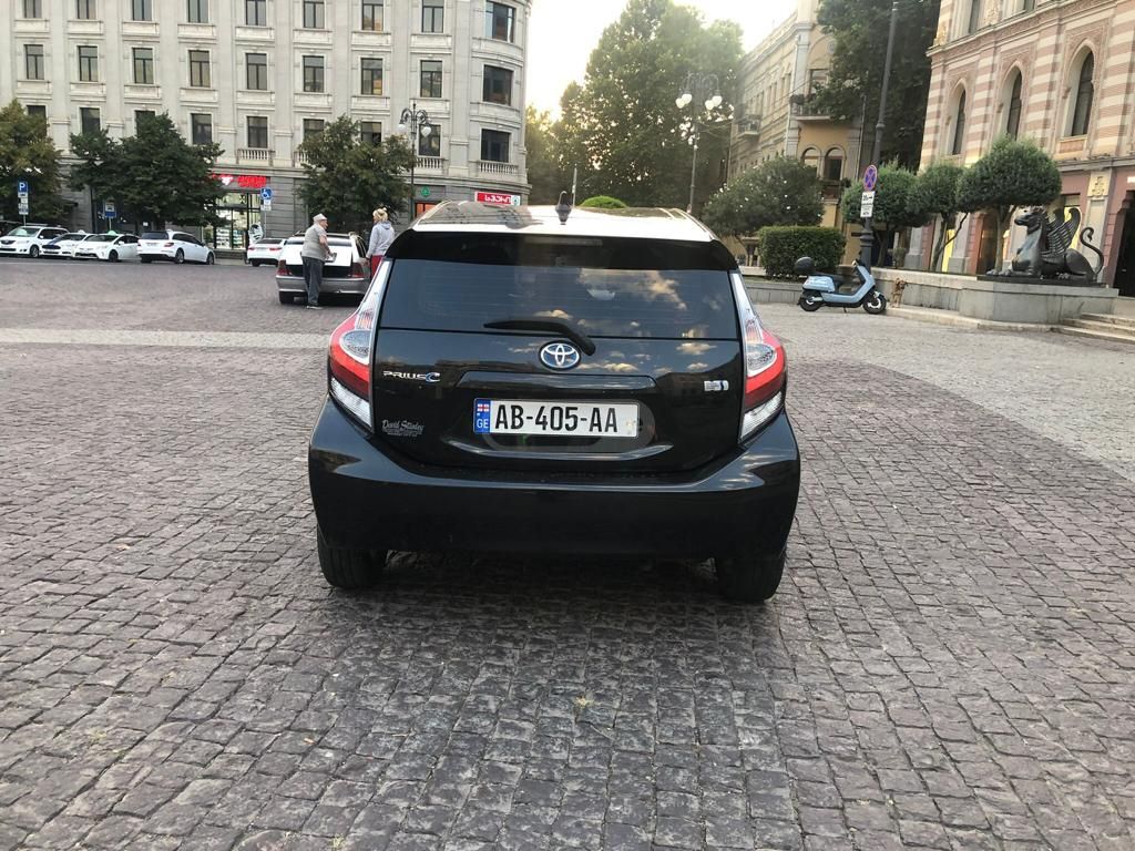 Toyota Prius C 2017 — photo 2