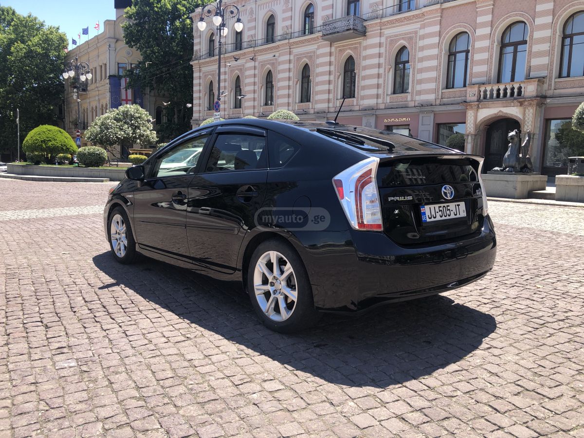 Toyota Prius 2014 — photo 2