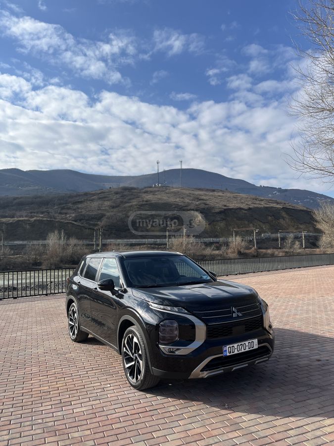 Mitsubishi Outlander 2023 — photo 2