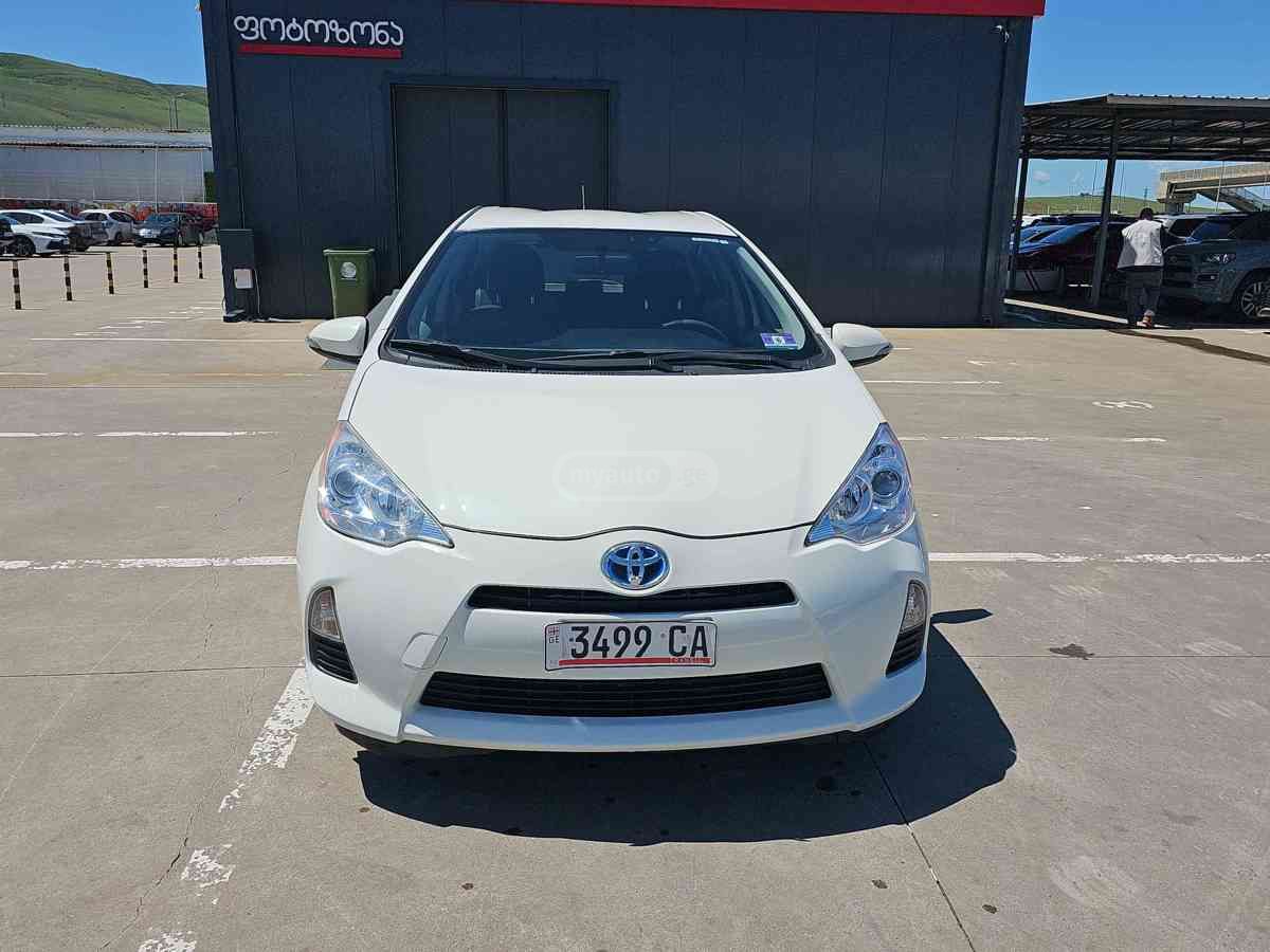 Toyota Prius C 2014 — photo 2