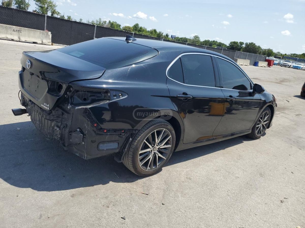 Toyota Camry 2021 — photo 2