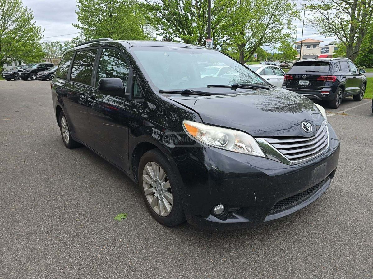 Toyota Sienna 2015 — photo 2