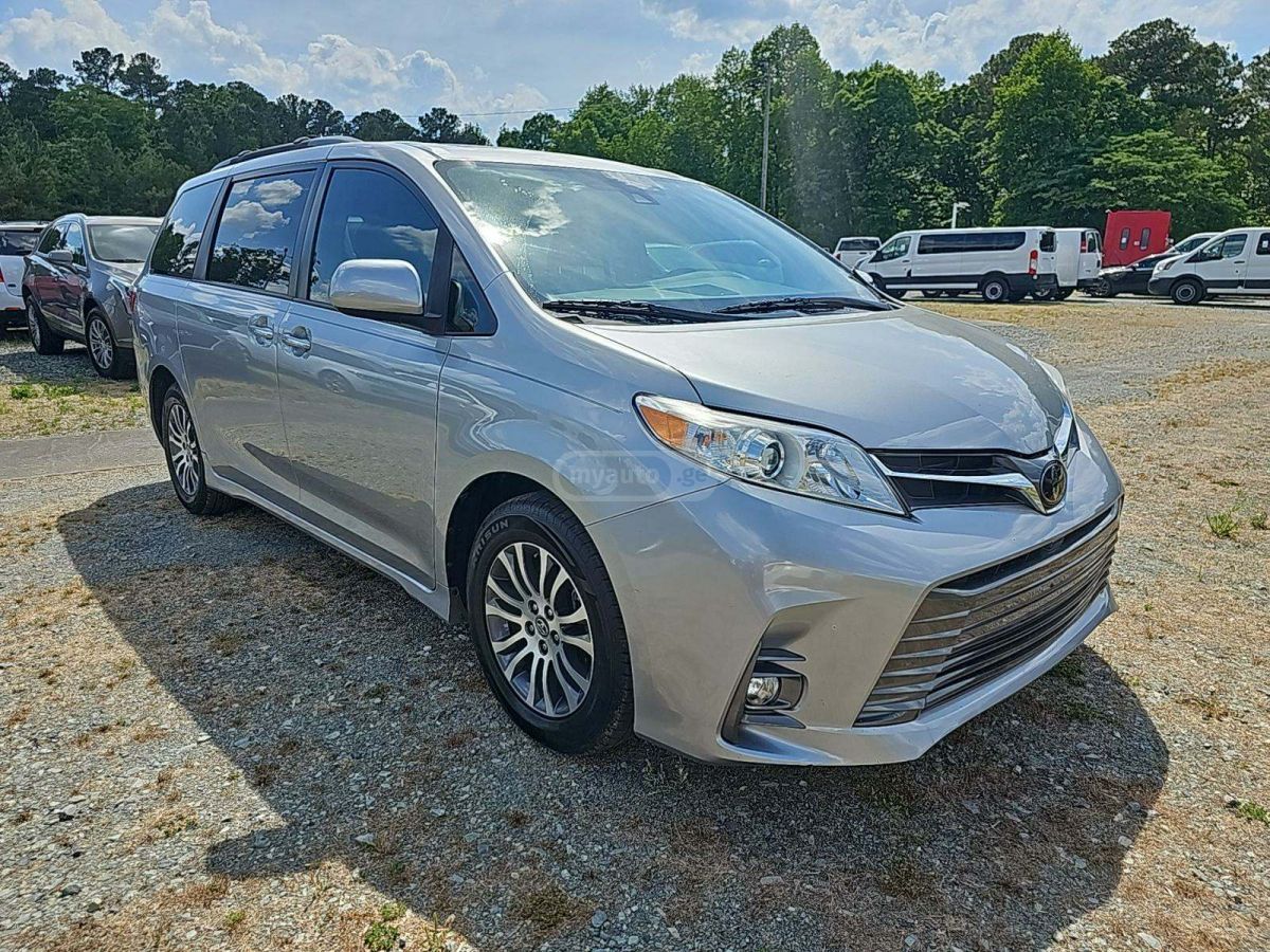 Toyota Sienna 2018 — photo 2