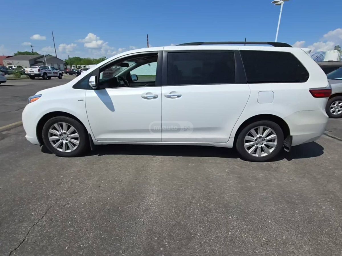 Toyota Sienna 2017 — photo 2