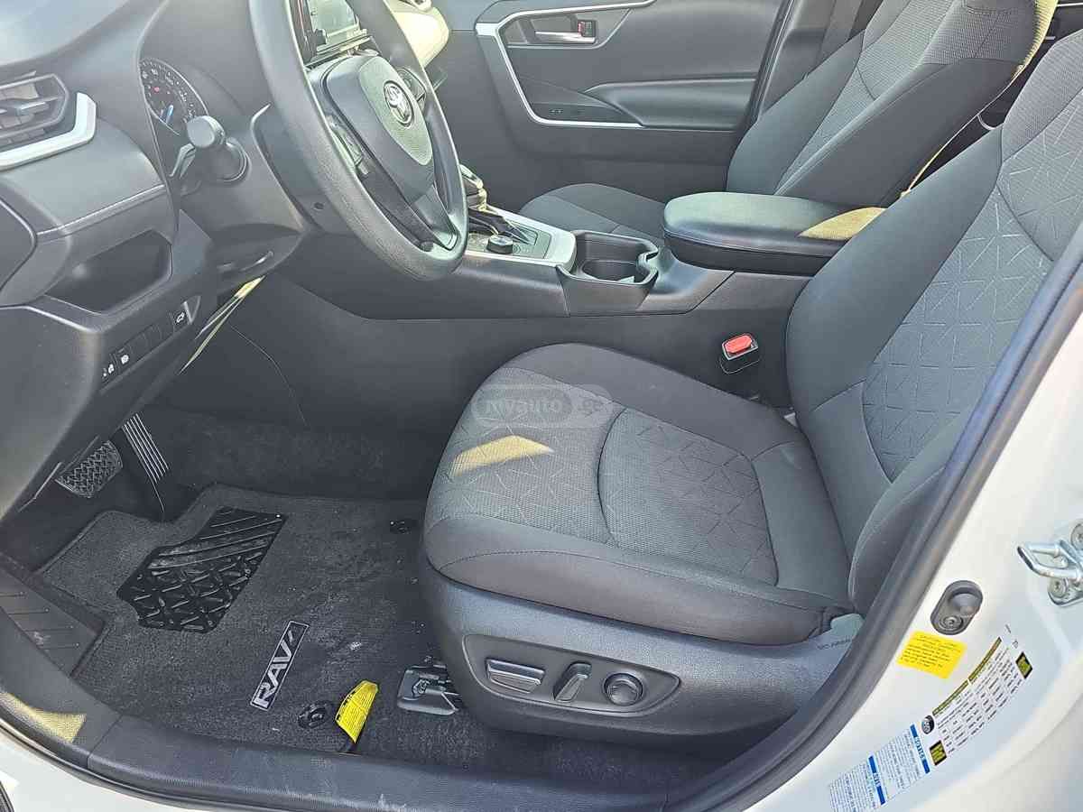 Toyota RAV4 2021 — photo 2