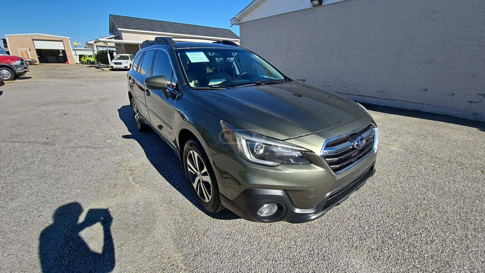 Subaru Outback 2018 — photo 2