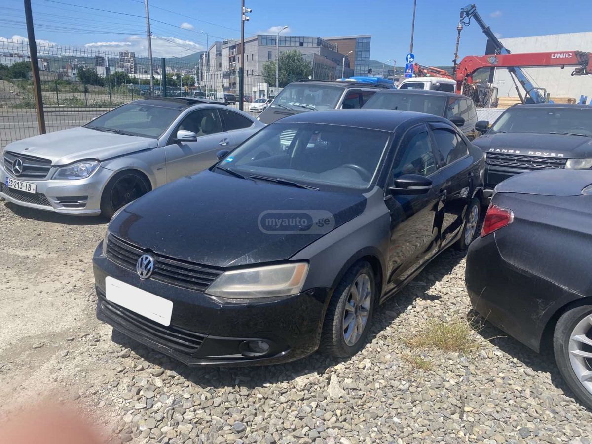 Volkswagen Jetta 2010 — photo 2