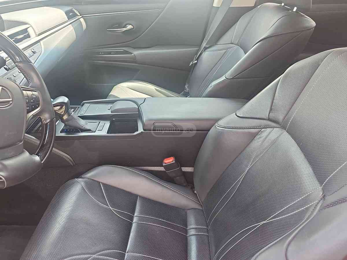Lexus ES 300 2019 — photo 2