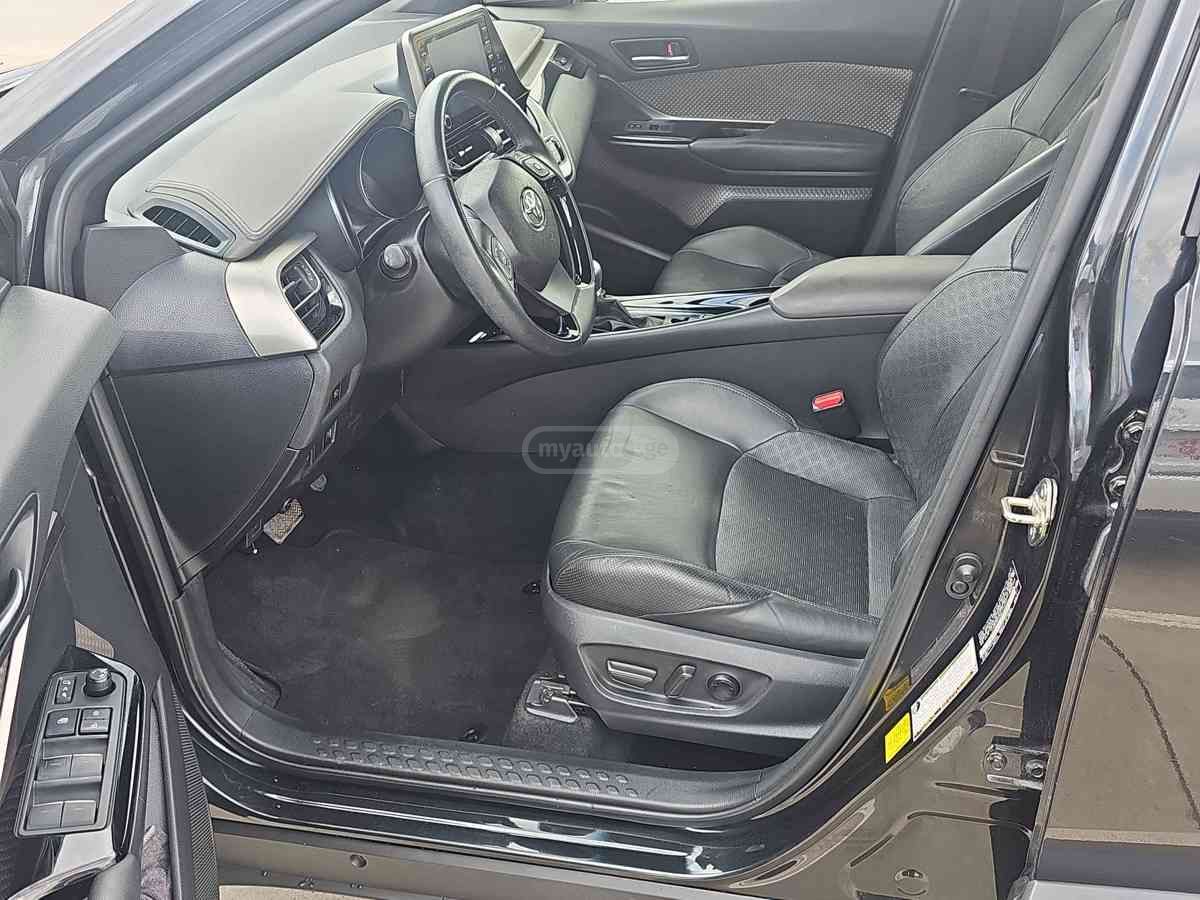 Toyota C-HR 2021 — photo 2