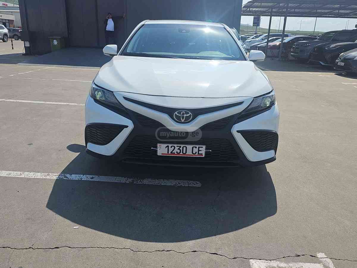 Toyota Camry 2022 — photo 2