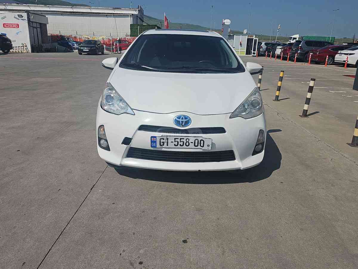 Toyota Prius 2014 — photo 2