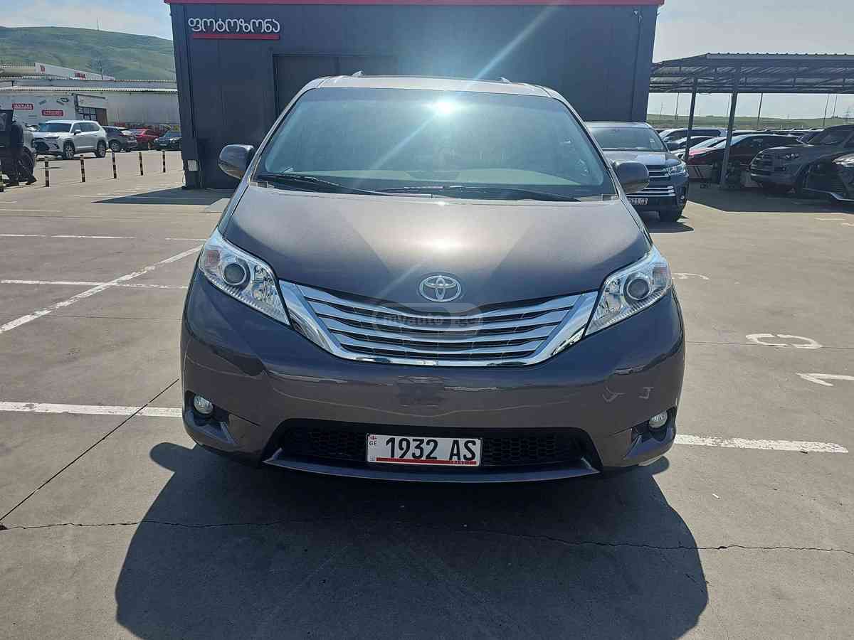 Toyota Sienna 2016 — photo 2