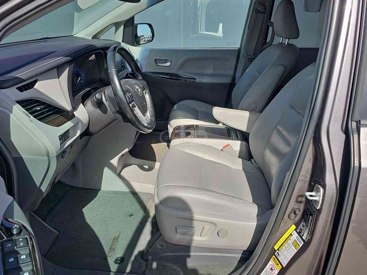 Toyota Sienna 2016 — photo 2