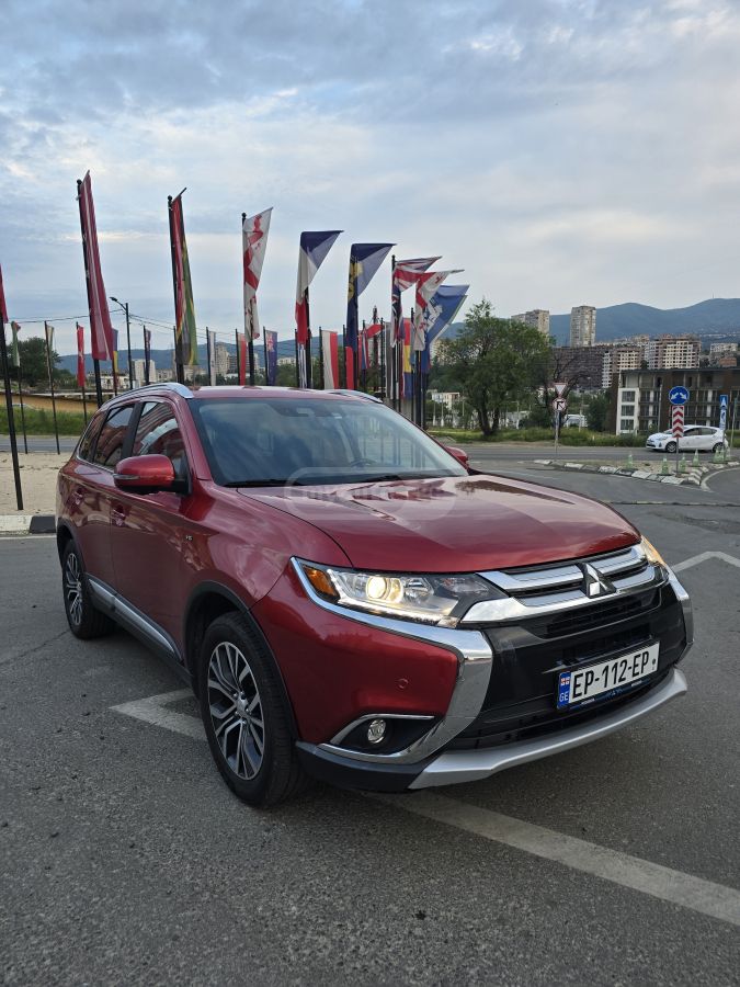 Mitsubishi Outlander 2018 — photo 2