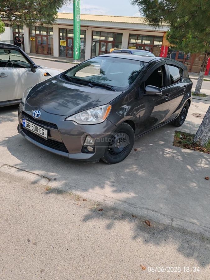 Toyota Prius C 2013 — photo 2