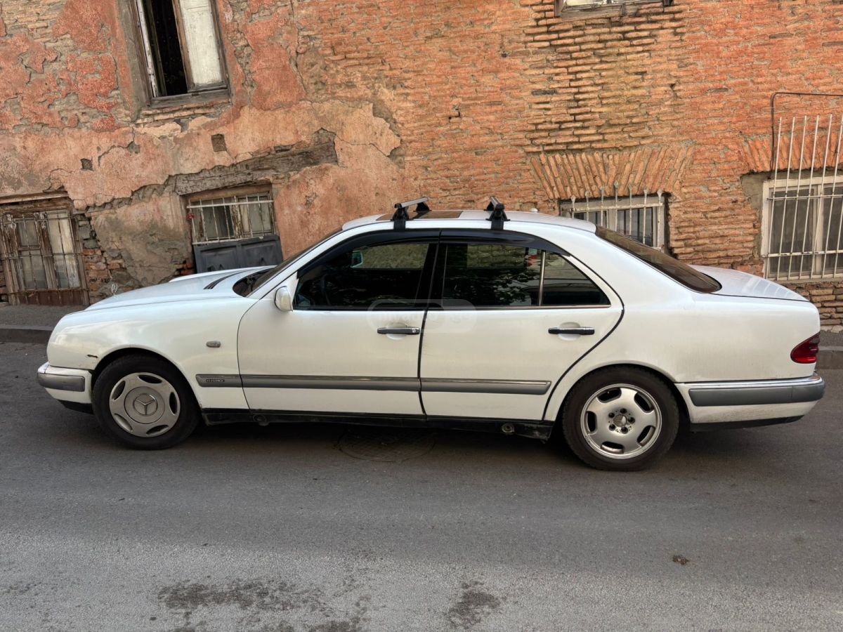Mercedes-Benz E 200 1998 — photo 2