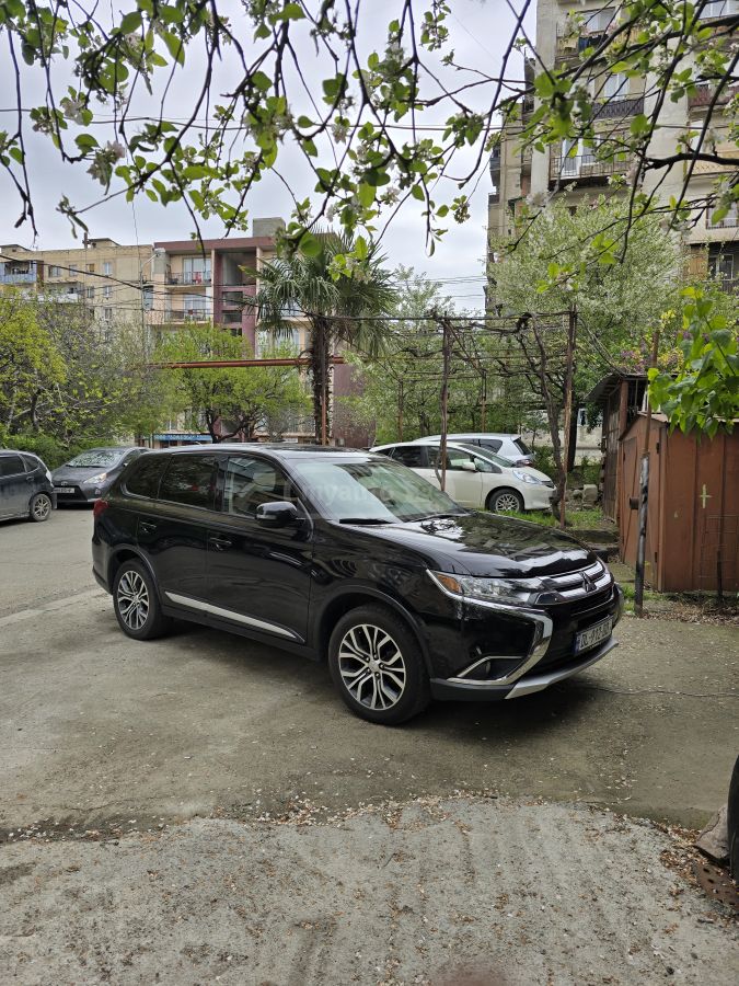 Mitsubishi Outlander 2017 — photo 2