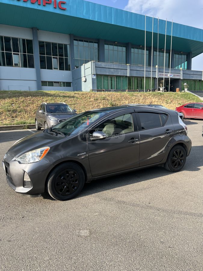 Toyota Prius C 2014 — photo 2