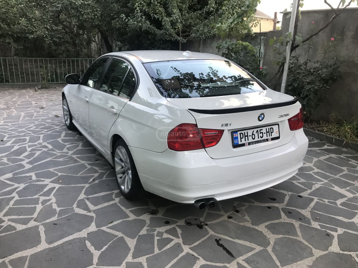 BMW 330 2011 — photo 2