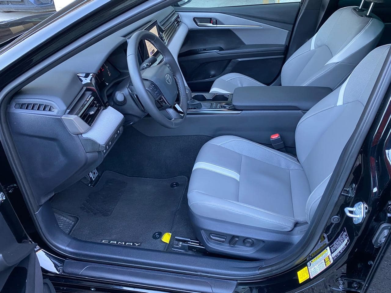 Toyota Camry 2025 — photo 2