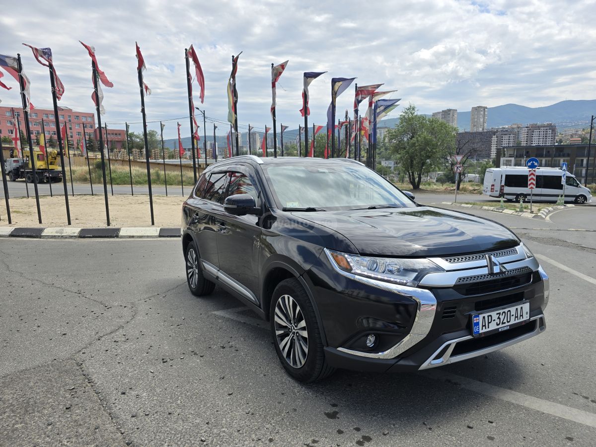 Mitsubishi Outlander 2020 — photo 2