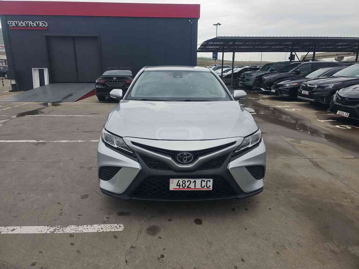 Toyota Camry 2018 — photo 2