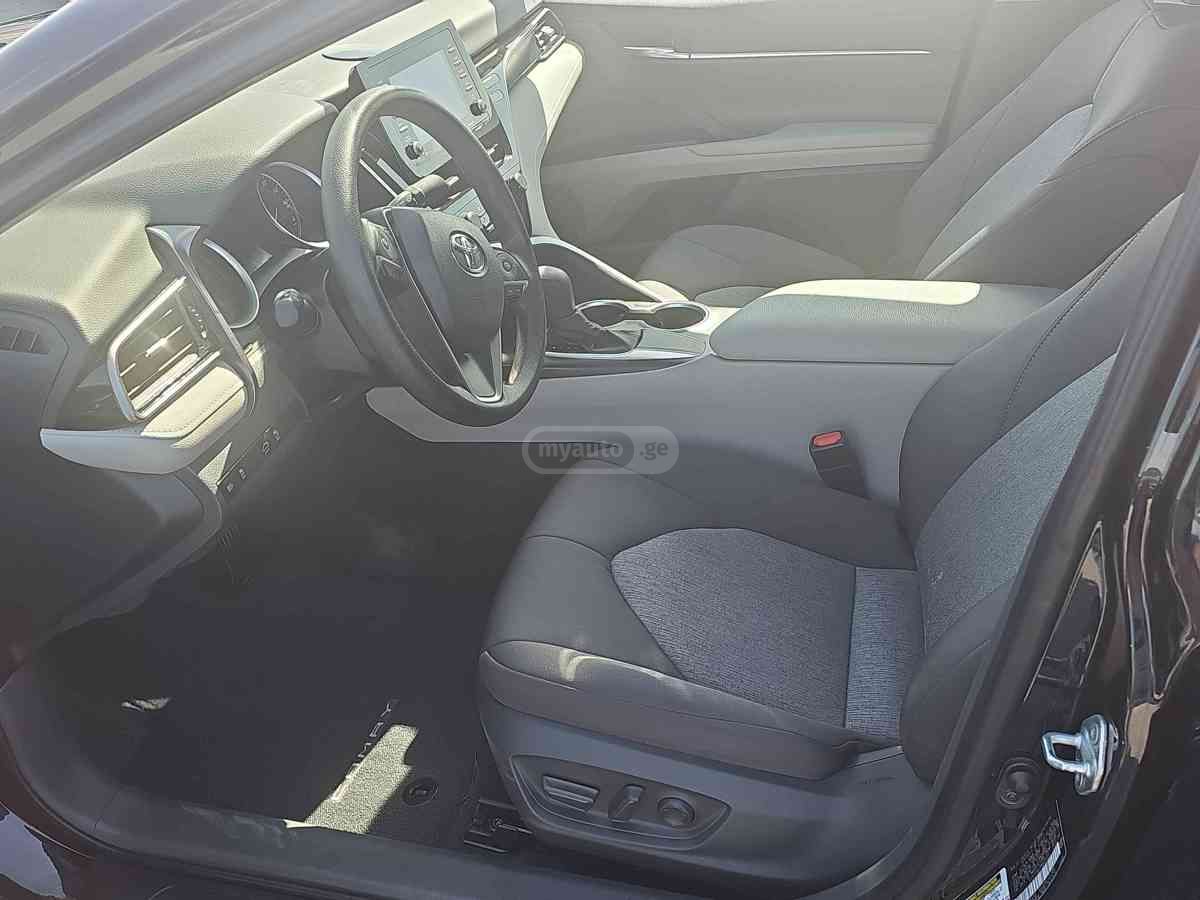 Toyota Camry 2021 — photo 2