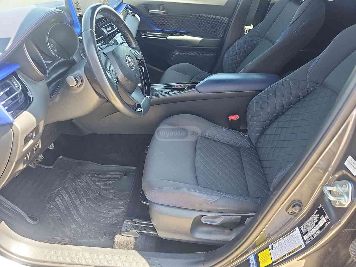 Toyota C-HR 2021 — photo 2