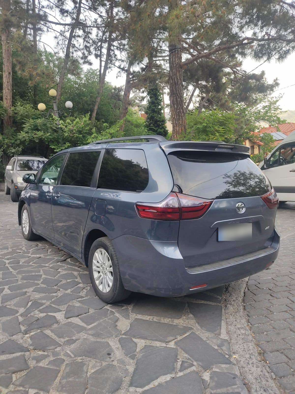 Toyota Sienna 2016 — photo 2