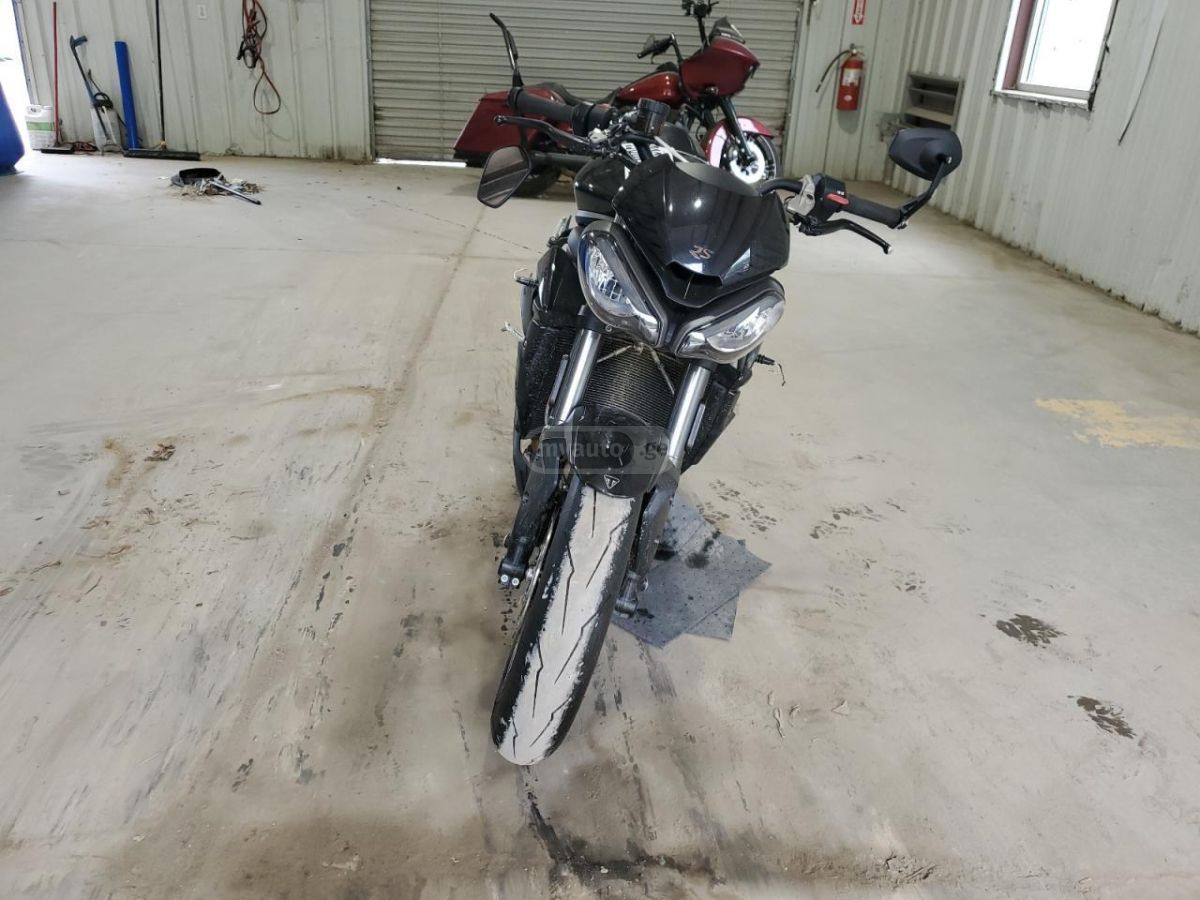 Triumph Street Triple 2023 — photo 2