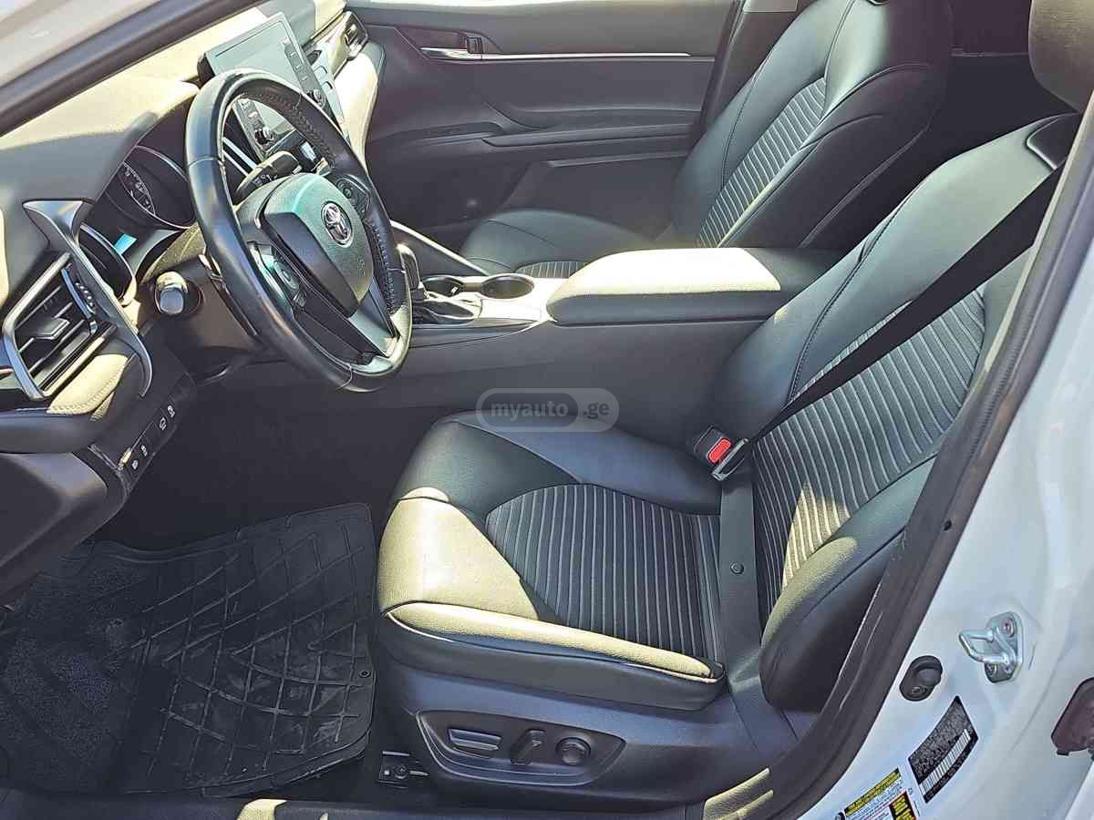 Toyota Camry 2021 — photo 2