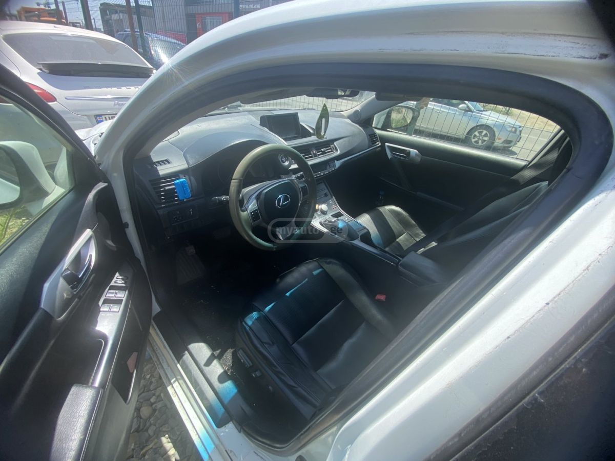 Lexus CT 200 h 2011 — photo 2