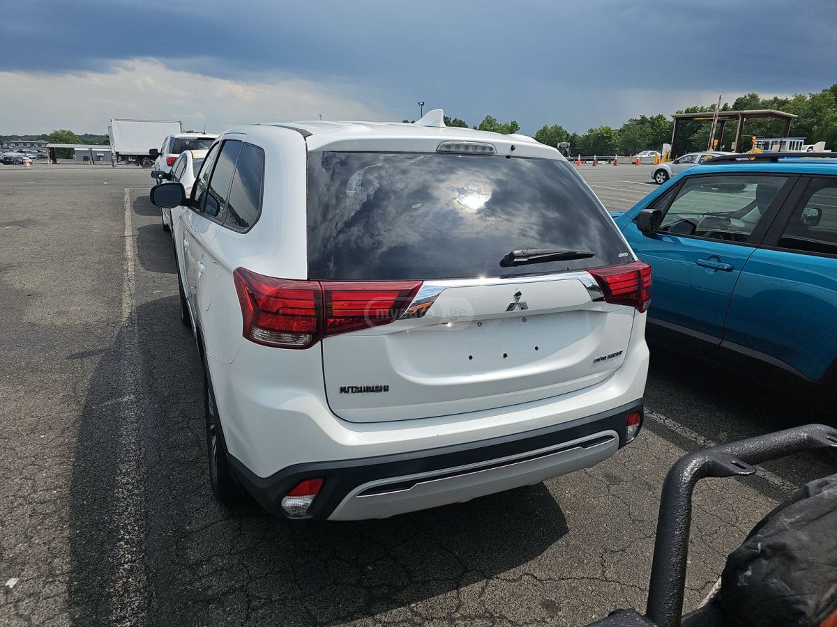 Mitsubishi Outlander 2019 — photo 2