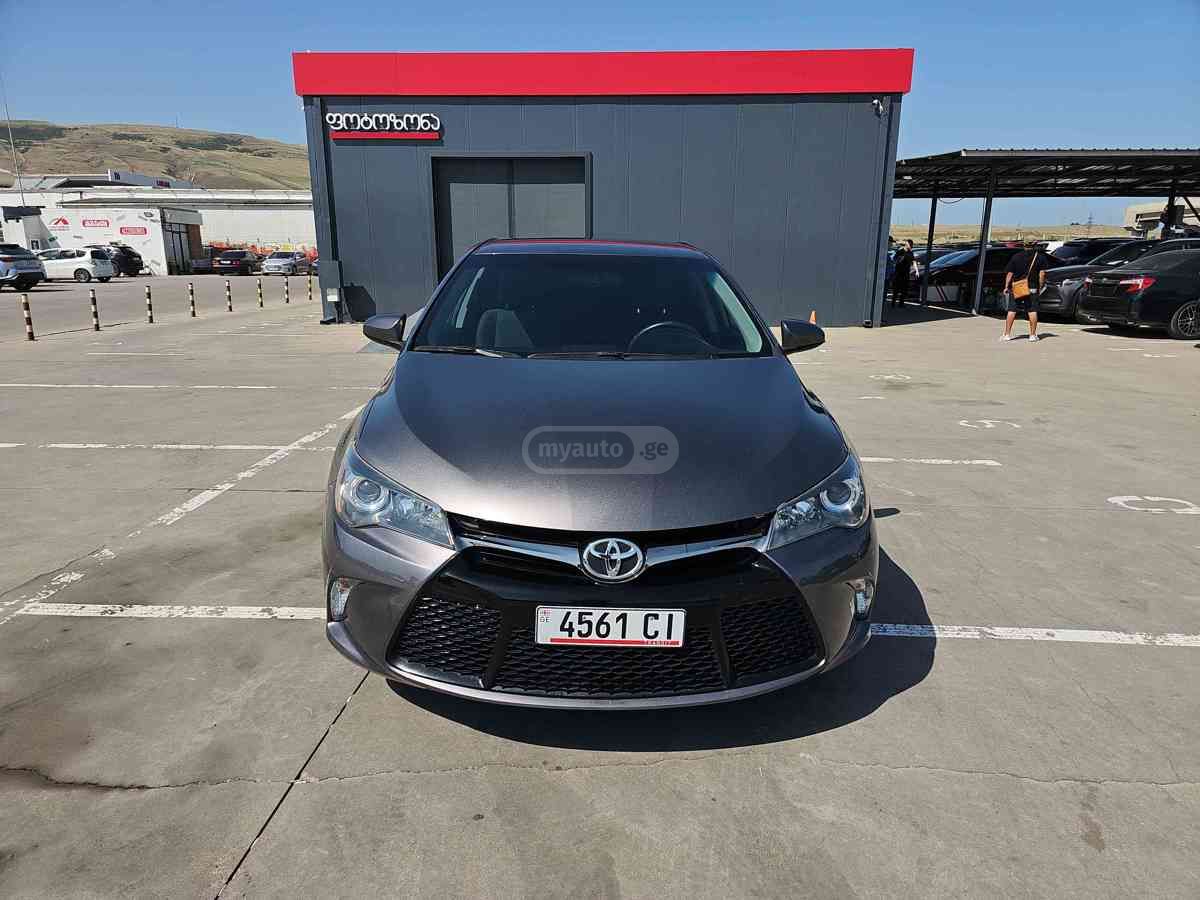 Toyota Camry 2017 — photo 2