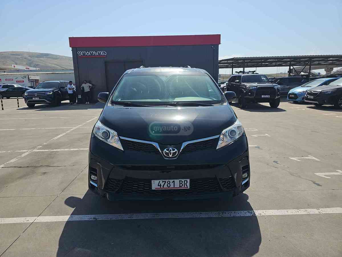 Toyota Sienna 2017 — photo 2