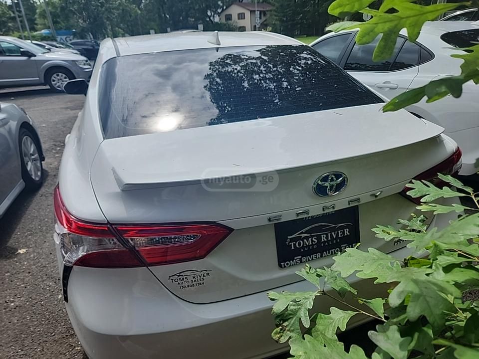 Toyota Camry 2020 — photo 2