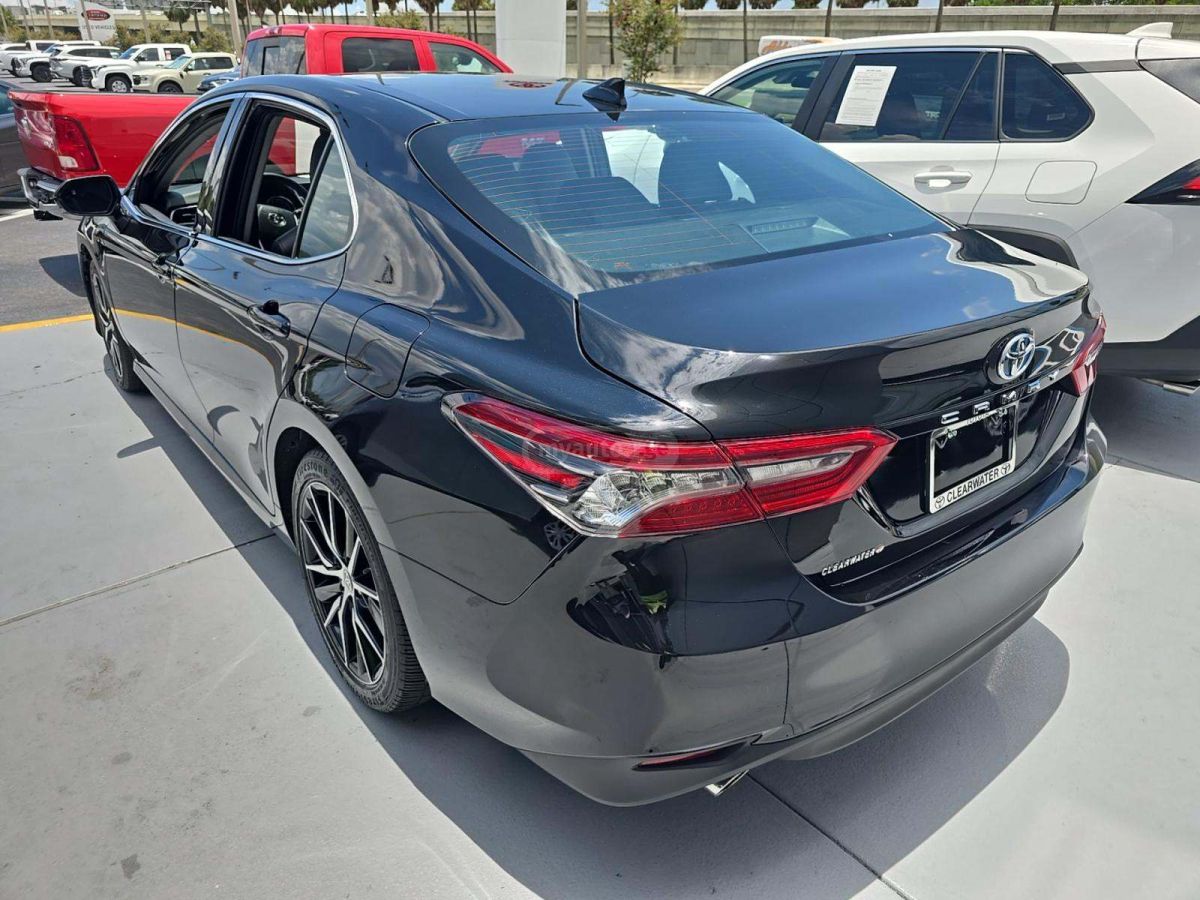 Toyota Camry 2024 — photo 2