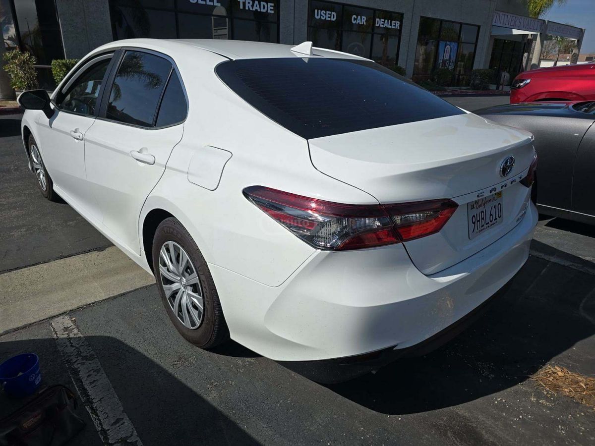 Toyota Camry 2023 — photo 2