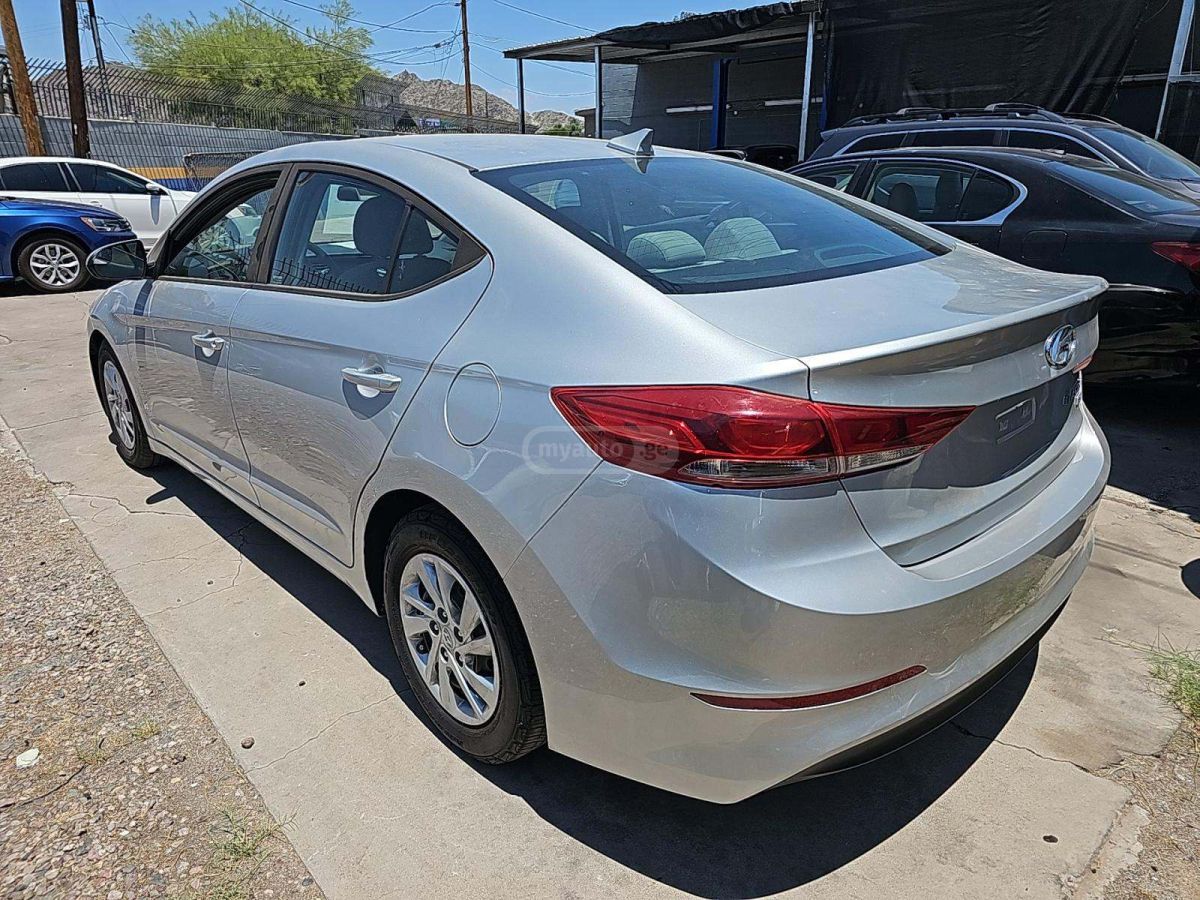 Hyundai Elantra 2018 — photo 2