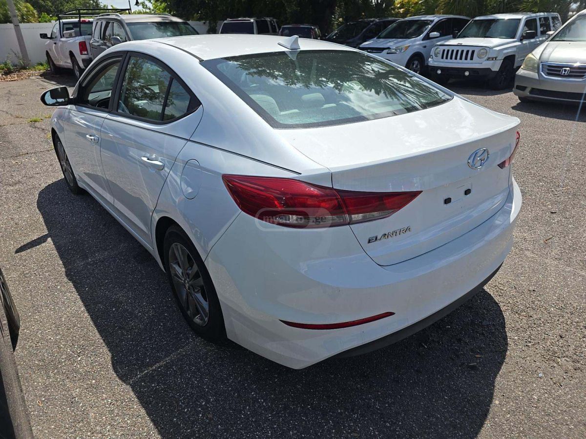 Hyundai Elantra 2017 — photo 2