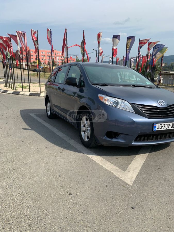 Toyota Sienna 2017 — photo 2