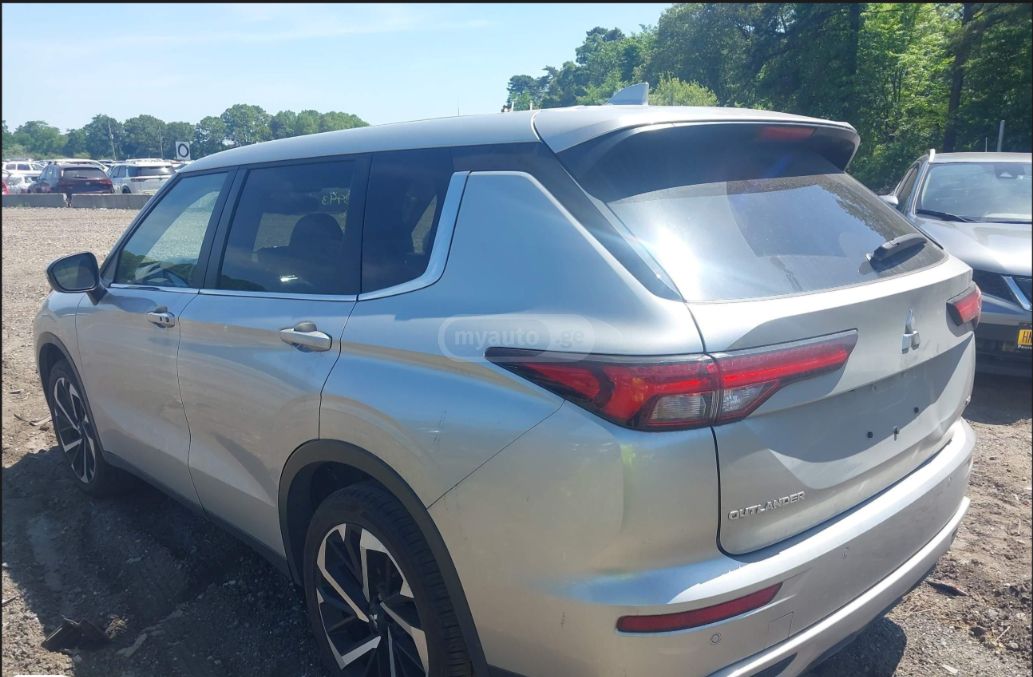 Mitsubishi Outlander 2023 — photo 2