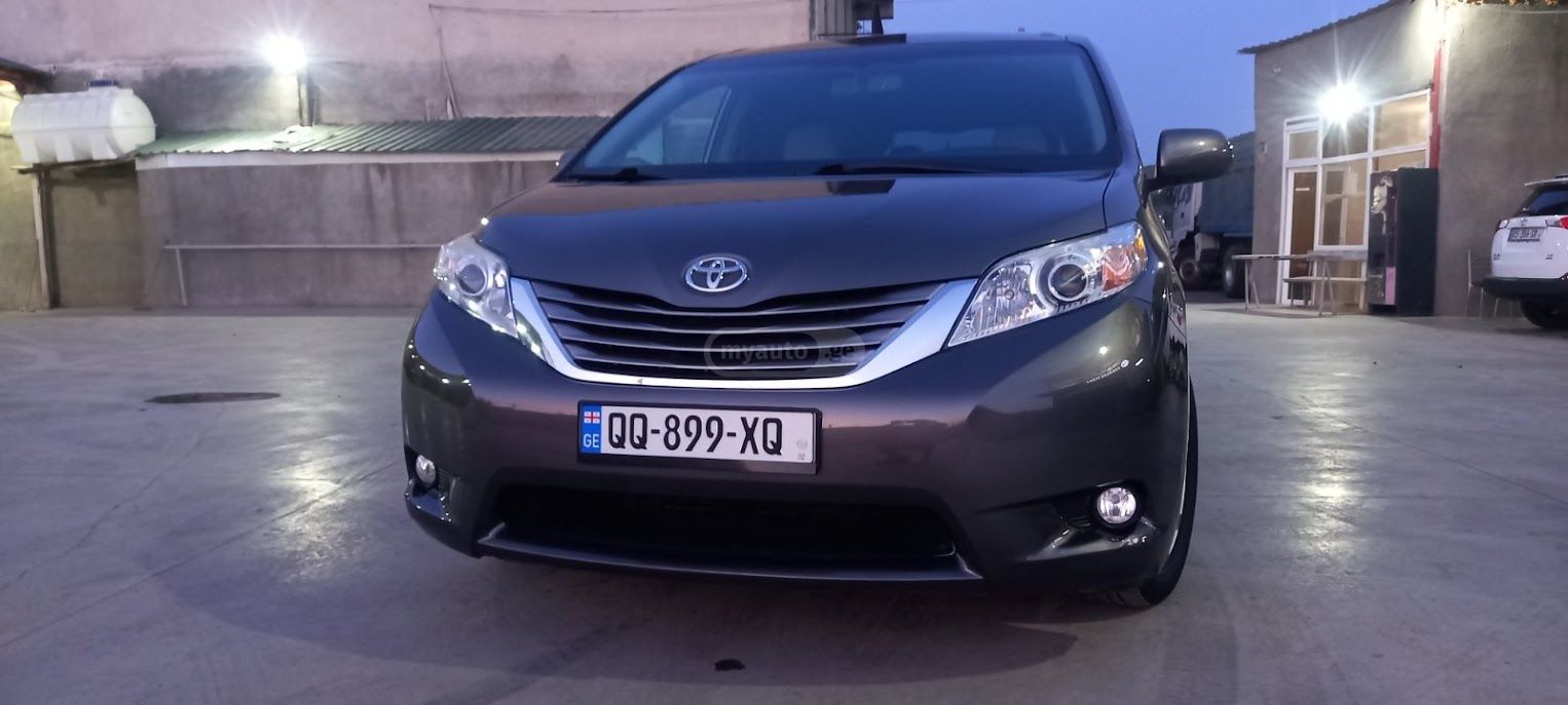Toyota Sienna 2017 — photo 2